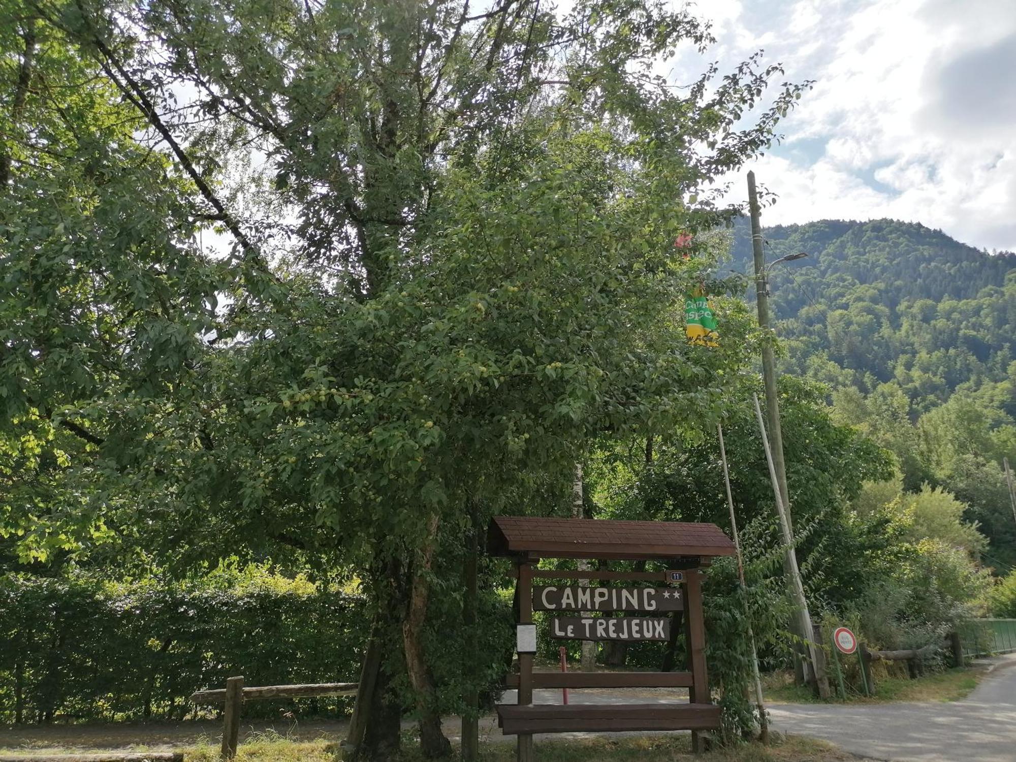 Camping Le Trejeux - Petit Chalet Thones Bagian luar foto